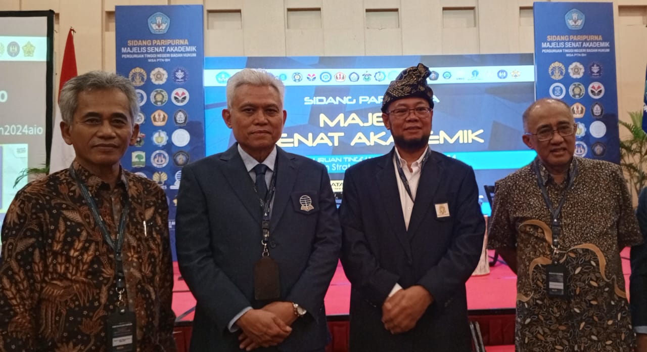 (Kiri-kanan) Ketua Majelis Senat Akademik PTN Badan Hukum Prof. Ir. Edy Rianto, M.Sc. Ph.D. IPU, Ketua Senat Akademik UT Prof. Dr. Chanif Nurcholis, M.Si., Rektor UT Prof. Ojat Darojat , M.Bus. Ph.D., dan Ketua Majelis Senat Akademik PTN Badan Hukum Prof. Dr. Ir. Ganjar Kurnia, DEA. (GetNews)