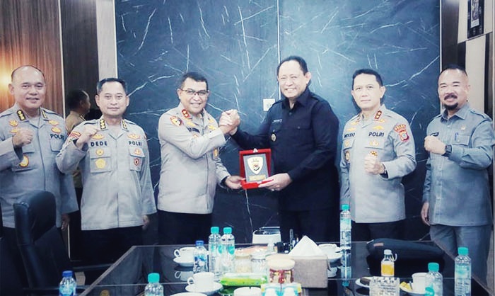 : Gubernur Gorontalo Gusnar Ismail (ketiga dari kanan), menerima cenderamata dari Kapolda NTB Irjen Pol. Hadi Gunawan usai pertemuan di Mapolda NTB, Selasa (14/10/2025). (Foto : Timko Gubernur)