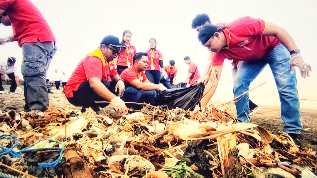 Peduli Lingkungan, Alfamart Gelar Aksi Bersih Pantai dan Tanam Pohon di Loang Baloq