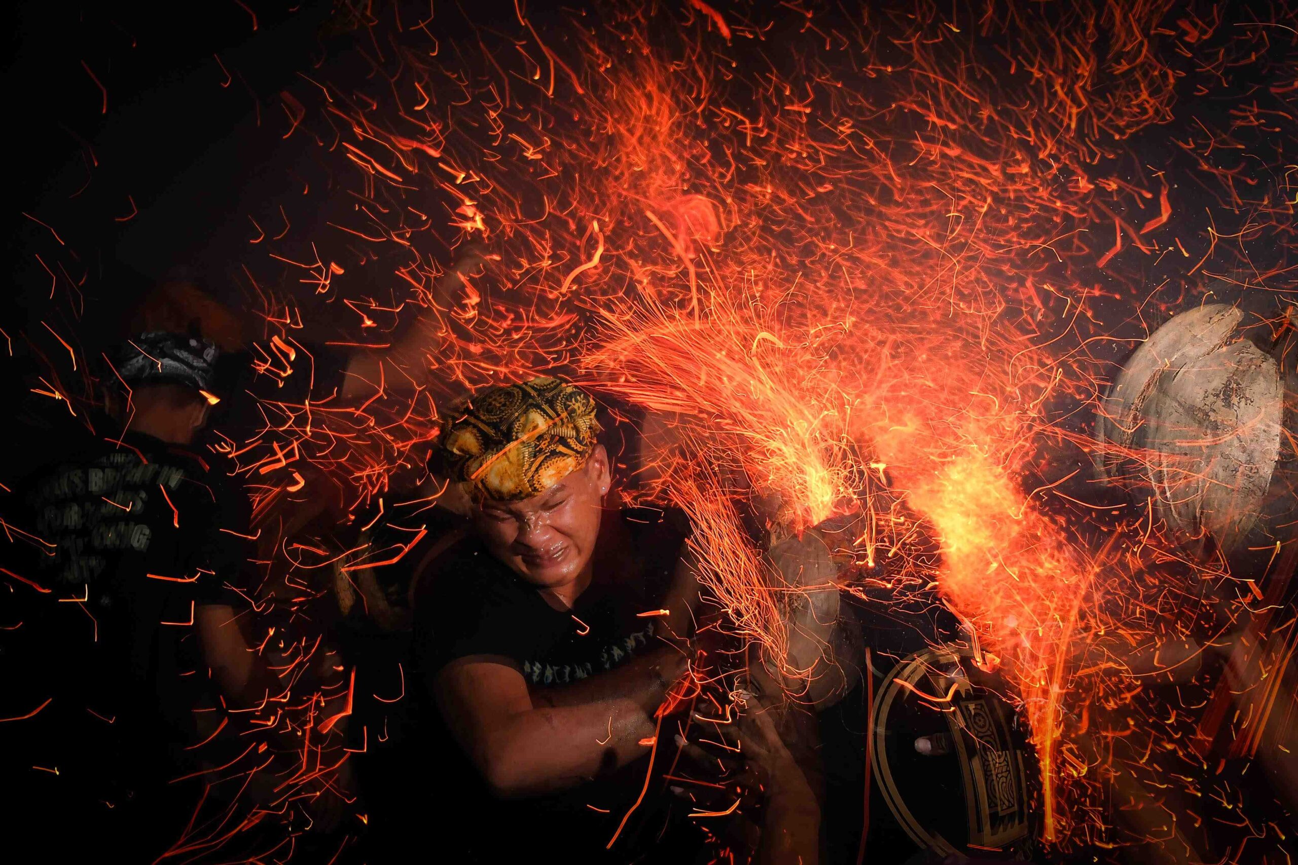 Mesiat Geni, Perang Api Menjaga Tradisi