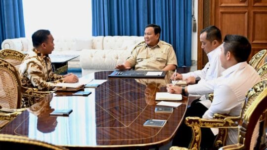 Presiden Prabowo Subianto menerima laporan Menteri Kependudukan dan Pembangunan Keluarga/Kepala BKKBN Wihaji di Istana Merdeka, Jakarta, Selasa (25/11/2025). BPMI Setpres