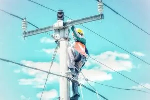 ILUSTRASI - PETUGAS PLN (istimewa)