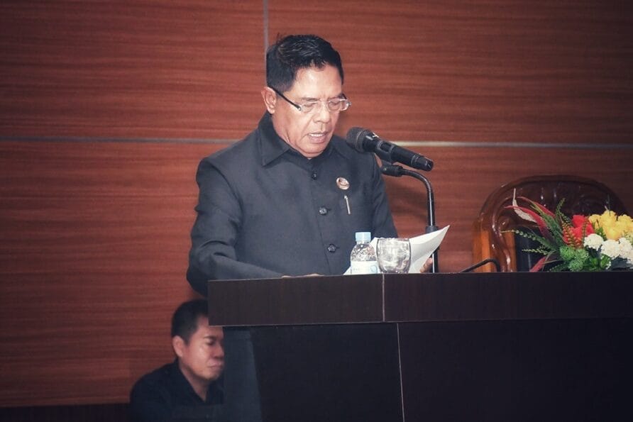 Bupati Lombok Timur H. Haerul Warisin menghadiri Rapat Paripurna III Masa Sidang I Rapat  Ke-1 DPRD Kabupaten Lombok Timur, pada Senin (17/11).