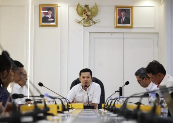 Wakil Menteri Pemuda dan Olahraga (Wamenpora) RI Taufik Hidayat memimpin Rapat Koordinasi (Rakor) Dualisme Cabang Olahraga (cabor) di Ruang Rapat Kecil Lantai 3, Graha Kemenpora, Kamis (27/11) siang