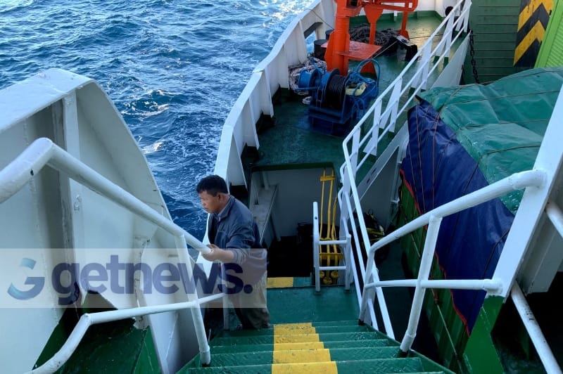 Ilustrasi > seorang penumpang kapal ferry dari Lombok (Kayangan) tujuan Sumbawa (Poto Tano) melihat jauh kearah Pulau Sumbawa, perjalanan 3 jam-nya yangmelelahkan sebentar lagi usai (Emha/getnews)