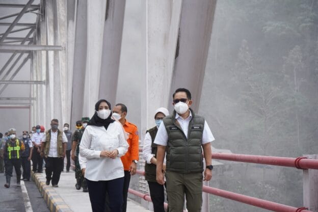 Pemerintah Kabupaten (Pemkab) Lumajang memaparkan kondisi kerusakan infrastruktur akibat erupsi Gunung Semeru dan curah hujan tinggi dalam sepekan terakhir kepada Tim Pengawas (Timwas) Penanganan Bencana DPR RI di Pendopo Arya Wiraraja, Rabu (26/11/2025).