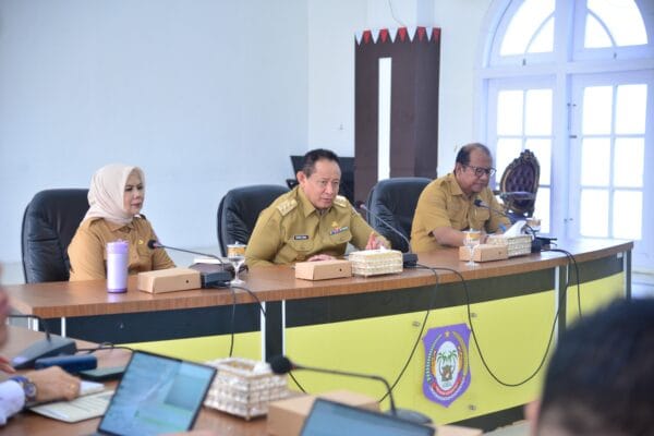 Gubernur Gorontalo Gusnar Ismail (tengah), Wakil Gubernur Idah Syahidah Rusli Habibie (kiri), Sekdaprov Sofian Ibrahim (kanan) saat memimpin Rapat Evaluasi Pimpinan di aula rumah jabatan Gubernur, Senin (24/11/2024). Foto: Diskominfotik/Ryan