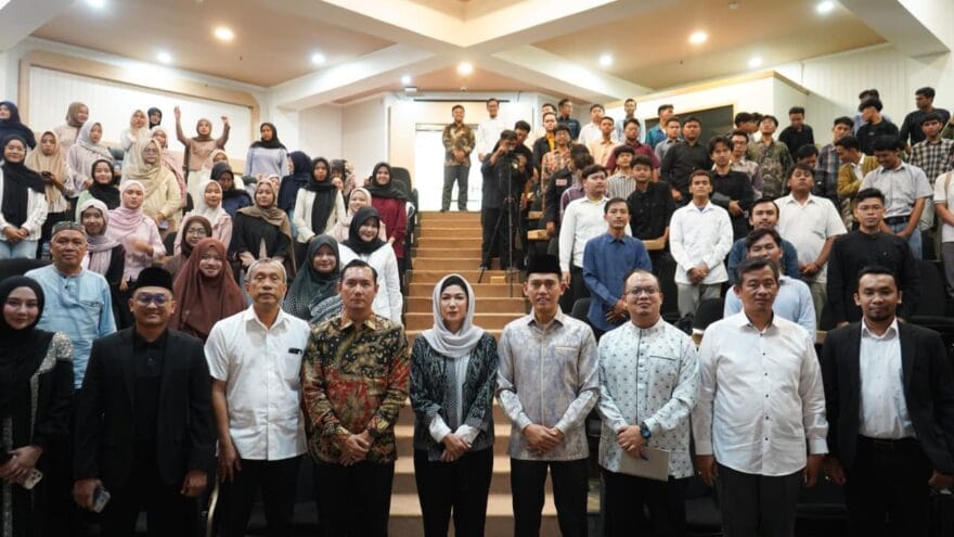 Dirjen KPM Kemkomdigi Fifi Aleyda Yahya (tengah) berfoto bersama selurun narasumber dan peserta diskuai publik di UIN Syarif Hidayatullah Jakarta. Foto: Istimewa