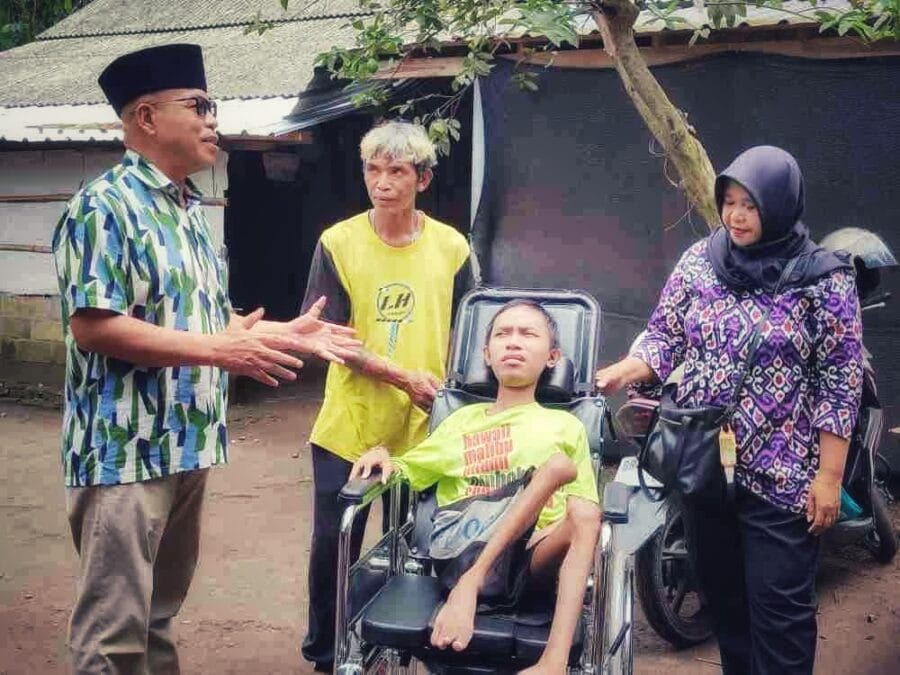 Kadis Sosial Lombok Barat serahkan bantuan kursi roda ke warga penyandang disabilitas di kecamatan kuripan kabupaten Lombok Barat, Kamis (20/22/2025)