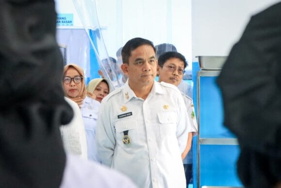 Wakil Bupati Pinrang, Sudirman Bungi, meresmikan Satuan Pelayanan Pemenuhan Gizi (SPPG), Rabu (26/11/2025). Bagian Protokol dan Komunikasi Pimpinan