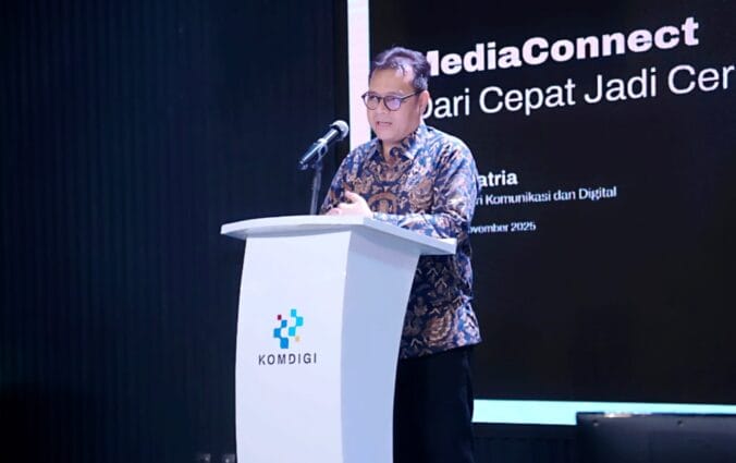 Wakil Menteri Komunikasi dan Digital RI, Nezar Patria, pada kegiatan MediaConnect bertajuk Dari Cepat Jadi Cermat: Menyikapi AI di Meja Redaksi yang berlangsung di Cornerstone Auditorium, Paskal Hyper Square, Bandung, Kamis (27/11/2025). (Foto: Dit KPM/ Irfan/Indonesia.go.id)