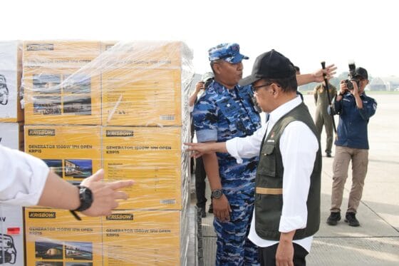 Menko PMK saat melepas bantuan darurat untuk penanganan banjir dan tanah longsor yang melanda Aceh, Sumut, dan Sumbar. Foto: Humas KemenkoPMK