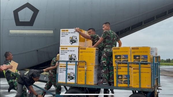 Bantuan yang dikirimkan untuk penanganan bencana di Sumbar berupa internet satelit, genset, lampu darurat, tenda, makanan olahan kering dan paket bantuan sosial, tiba di Bandar Udara Internasional Minangkabau, pada Jumat (28/11/2025)/ (Foto: dok BNPB)