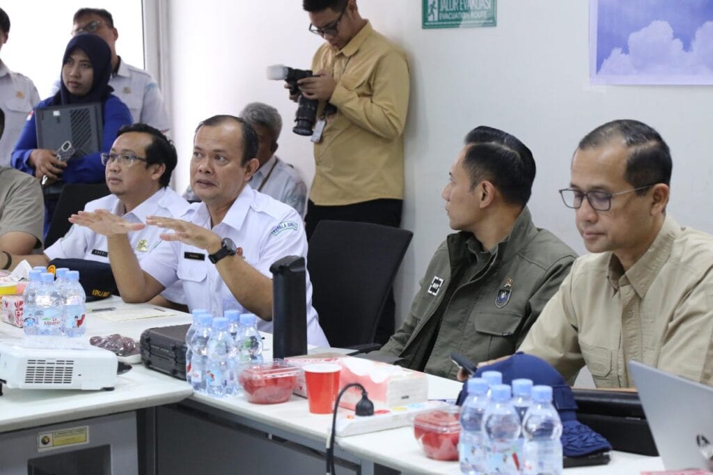 Kepala Badan Meteorologi, Klimatologi, dan Geofisika (BMKG), Teuku Faisal Fathani, memimpin langsung supervisi Operasi Modifikasi Cuaca (OMC) di Pos Komando (Posko) Bandara Kualanamu, Medan, Sumatra Utara. Minggu (30/11)
