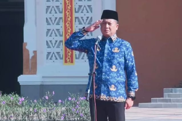 Gubernur Iqbal saat menjadi pembina upacara pada Hari Kesadaran Nasional yang yang digelar di halaman Kantor Gubernur NTB, Senin (17/11).
