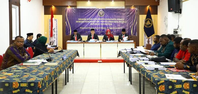 Dewan Kehormatan Penyelenggara Pemilu (DKPP) menggelar sidang pemeriksaan atas dugaan Pelanggaran Kode Etik Penyelenggaraan Pemilu (KEPP) perkaran Nomor 105-PKE-DKPP/III/2025 di Kantor KPU Provinsi Papua Barat Daya, Kota Sorong, Jumat (15/8/2025). Foto: Humas DKPP
