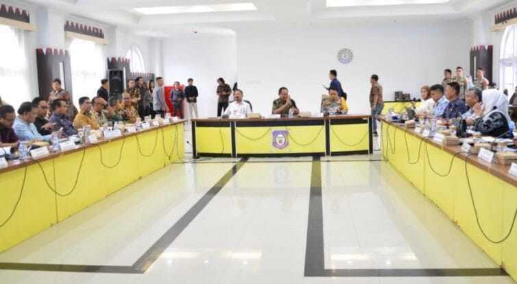 Pelaksanaan Forum Group Discussion (FGD) Pengelolaan Pertambangan Rakyat dipimpin Gubernur Gorontalo Gusnar Ismail, di Aula Rumah Jabatan Gubernur, Jumat (21/11/2025). (Foto : mcgorontaloprov/mila)