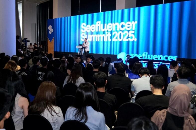 Menteri Ekonomi Kreatif, Teuku Riefky Harsya, memberi sambutan pada acara Seefluencer Summit 2025 di Artpreneur Ciputra World, Jakarta, Sabtu (22/11/2025).