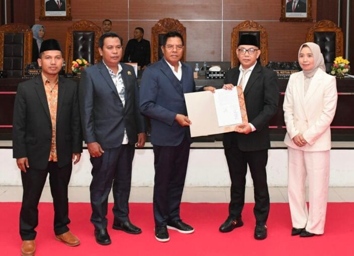 Bupati Lombok Timur H. Haerul Warisin stelah menyampaikan Raperda Kab. Lombok Timur pada Rapat Paripurna IV Masa Sidang I Rapat ke-1 yang berlangsung Senin (24/11) DPRD Lombok Timur.