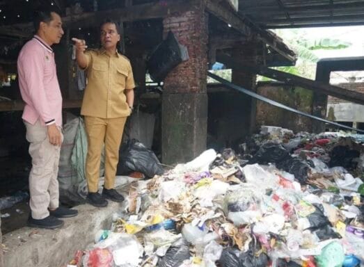 Bupati Bangkalan, Lukman Hakim, meninjau secara langsung operasional Rumah Daur Ulang (RDU) pengolahan sampah yang berada di Jl. Letnan Sunarti Bangkalan, Senin (24/11/2025). (foto: MC Bangkalan)