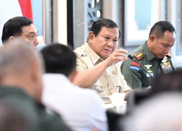 Presiden Prabowo Subianto menegaskan komitmen pemerintah dalam memperkuat ekonomi rakyat saat memimpin langsung evaluasi percepatan pembangunan Koperasi Desa/Kelurahan Merah Putih (KDKMP) di Markas Besar TNI, Jakarta, Selasa (25/11/2025). BPMI Setpres