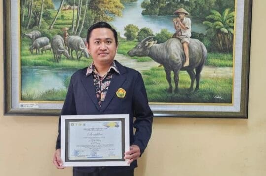 Ahmad Eko Wibowo, S.Kep., Ns., mahasiswa Magister Keperawatan Angkatan 2025 Universitas Jember (UNEJ), berhasil meraih Juara 1 Lomba Poster Tingkat Nasional Nursing Research Competition (NRC) yang diselenggarakan Fakultas Keperawatan, Universitas Airlangga.