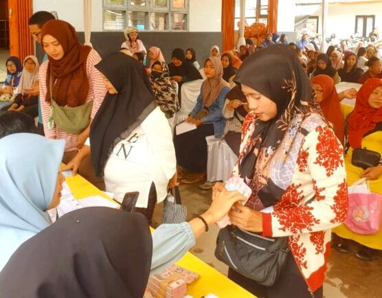 Foto: Keluarga Penerima Manfaat (KPM) Tuban saat antre terima penyaluran Bantuan Langsung Tunai Sementara (BLTS). (chusnu/Mc.Tubanl)