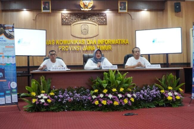 Dinas Komunikasi dan Informatika Provinsi Jawa Timur memaparkan inovasi layanan Pusat Layanan Statistik (PLASTIK) di hadapan tim penilai Badan Riset dan Inovasi Daerah (BRIDA) Jawa Timur. - Foto: Mc.Jatim