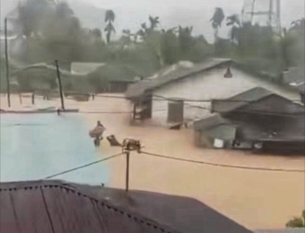Tangkapan layar dari video warga merekam Musibah tanah longsor dan banjir menerjang Kabupaten Tapanuli Tengah (Tapteng), Sumatera Utara, sejak 23 sampai 25 November 2025. (Dbs)