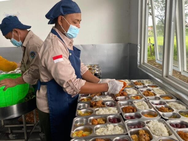 Petugas Dapur Satuan Pelayanan Pemenuhan Gizi (SPPG) Taman Rajekwesi Bojonegoro menyiapkan paket program Makan Bergizi Gratis (MBG) di Jl. Rajekwesi, Bojonegoro, Jawa Timur, Rabu (19/11/2025). Setiap menu disusun sesuai standar kebersihan dan keamanan pangan sebelum didistribusikan kepada penerima manfaat. Dapur SPPG tercatat melayani hingga 3.000 penerima manfaat setiap harinya. Mc Kab Bojonegoro/Nn/Diki Hart/Aim