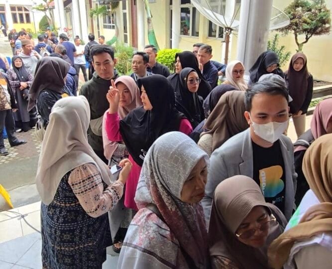 Pemerintah Kabupaten Aceh Tengah melalui Dinas Komunikasi dan Informatika (Diskominfo) bergerak cepat memfasilitasi jaringan internet darurat Sejak Hari Pertama Semua Akses Komunikasi Lumpuh total. Penumpukan terjadi pada hari Sabtu (29/11/2025) Fasilitas ini dipasang di pusat posko kebencanaan Sekretariat Daerah Kabupaten Aceh Tengah, sebagai solusi sementara di tengah kelumpuhan akses telekomunikasi dan listrik akibat bencana hidrometeorologi.