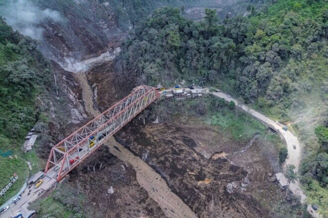 Foto udara wilayah yang terdampak abu vulkanik erupsi Gunung Semeru di Jembatan Curah Kobokan, Lumajang, Jawa Timur, Kamis (20/11/2025). ANTARA FOTO/ Irfan Sumanjaya