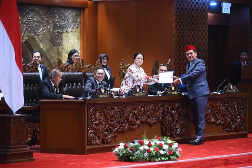 Ketua DPR Puan Maharani saat menerima dokumen laporan terkait RUU KUHAP dari Ketua Komisi III DPR RI Habiburokhman di Gedung Nusantara II, Selasa (18/11/2025). Foto: Dep/vel