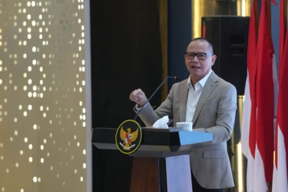 Menteri Pelindungan Pekerja Migran Indonesia (P2MI), Mukhtarudinsaat memberikan arahan pada Rapat Koordinasi dan Sosialisasi Nasional BP3MI se-Indonesia di Kantor Kementerian P2MI, Jakarta (Foto; Dok KP2MI)