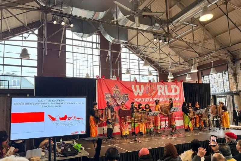 Indonesia berpartisipasi dalam World Multicultural Festival (WMF) 2025 dan menampilkan Tari Pendet dan musik angklung di Ottawa, Kanada, Sabtu (15/11/2025). Foto: KBRI Ottawa.