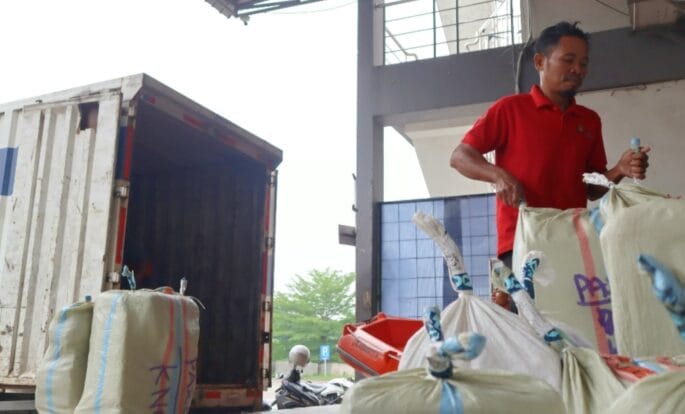 Proses pengangkutan bantuan logistik dan peralatan yang berada di Gudang Logistik Bandara Kualanamu, Medan, Sumatera Utara, Jumat (28/11). Bantuan ini akan diberangkatkan via jalur darat untuk menjangkau wilayah Aceh yang masih dapat diakses melalui kendaraan roda 4/ dok. BNPB.