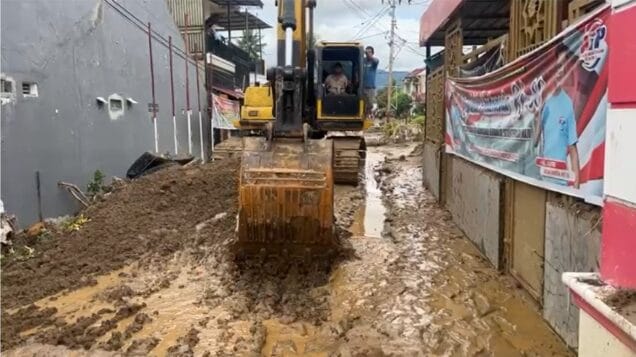 Excavator mengeruk lumpur yang terbawa banjir untuk membuka akses jalan di Kecamatan Nanggalo Korong Gadang, Kota Padang, Minggu (30/11/2025). Kerusakan infrastruktur yang masih menjadi fokus penanganan meliputi jembatan putus, jalan amblas, serta jalur transportasi nasional dan provinsi. Jalur nasional yang masih terputus di antaranya berada di Kota Padang Panjang dan Sicincin. (BPBD/Kemkomdigi) Oleh Putri, Senin, 1 Desember 2025 | 02:05 WIB - Redaktur: Putri - 54