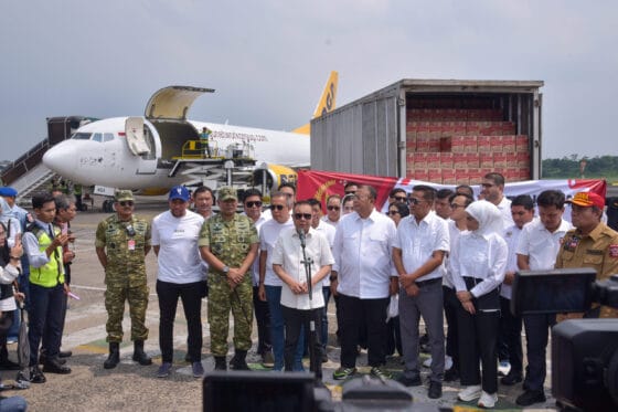 Wakil Ketua DPR RI Sufmi Dasco Ahmad memimpin penyerahan bantuan logistik DPR RI untuk korban banjir dan bencana hidrometeorologi di sejumlah wilayah Sumatera, melalui Bandara Lanud Halim Perdanakusuma, Jakarta, Minggu, (30/11/2025). Foto: Eno/vel