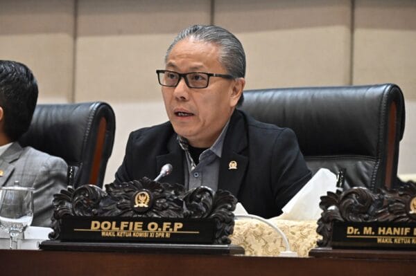Wakil Ketua Komisi XI DPR Dolfie O.F.P dalam rapat kerja Komisi XI DPR RI bersama Kementerian Keuangan yang diselenggarakan pada Kamis (27/11/2025) di Gedung Nusantara II, Senayan, Jakarta. Foto : Alma/Andri