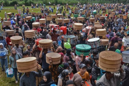Villagers carry tenong (round or flat tube-shaped woven bamboo food container) during the Nyadran Tenong Kembangsari ritual in Kembangsari Village, Kandangan, Temanggung, Central Java, Friday, Jan. 1. ANTARA FOTO/ Anis Efizudin.