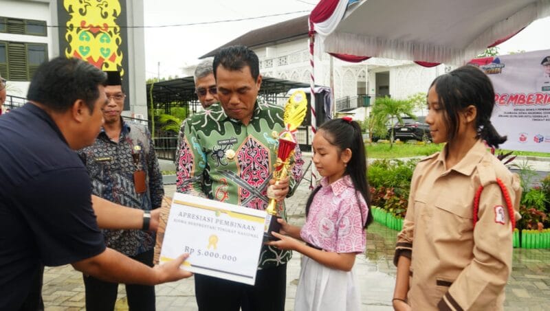 Wakil Wali kota Palangka Raya, Achmad Zaini, melakukan penyerahan apresiasi siswa berprestasi 2025. - Foto: Mc.Palangka Raya. di Palangka Raya, Kamis (20/11/2025).