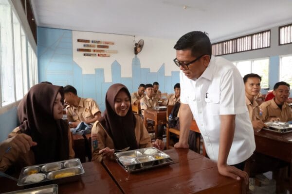 Gubernur Banten, Andra Soni tinjau pelaksanaan Sekolah Gratis dan Makan Bergizi Gratis (MBG) di sekolah tersebut di Jalan Ciwaru Raya, Kota Serang, Jumat (21/11/2025)/ Biro Adpimpro Banten.