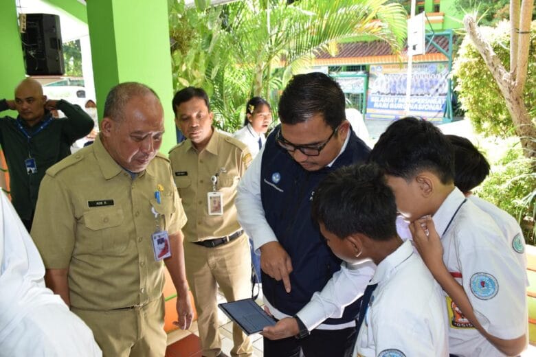 Upaya mempercepat transformasi digital pendidikan terus digelorakan Kementerian Pendidikan Dasar dan Menengah (Kemendikdasmen). Melalui kunjungan Program Sapa Sekolah di SMP Negeri 28 Jakarta, kementerian mendorong optimalisasi Rumah Pendidikan—super aplikasi layanan pendidikan nasional—agar semakin adaptif, inklusif, dan mendukung pembelajaran yang menyenangkan. (Foto: Dok Kemendikdasmen)