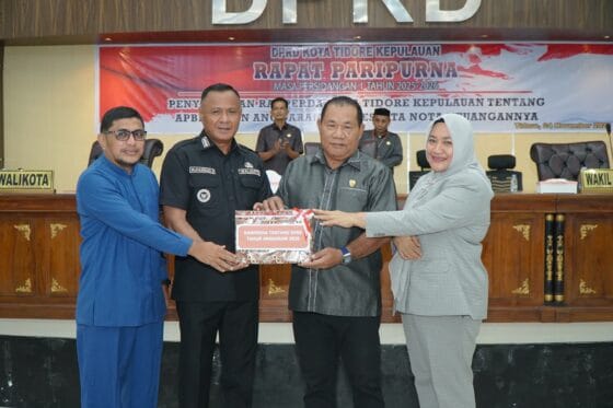 Penyerahan dokumen Ranperda APBD Kota Tidore Kepulauan Tahun 2026 oleh Wali Kota Tidore Muhammad Sinen kepada Ketua DPRD Kota Tidore, Ade Kama, Senin (24/11/2025)/ Dok: G. Juna/Prokompim Tidore.