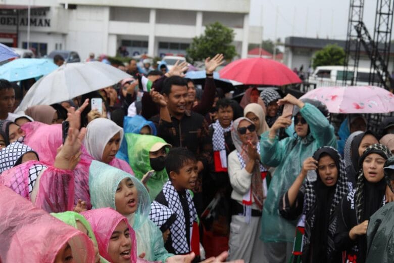 Hujan Deras dan Angin Kencang Tak Surutkan Aksi Dukung Palestina di Padang Panjang
