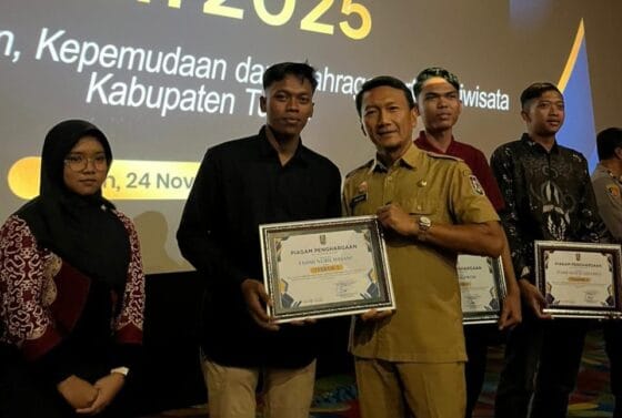 Kepala Disbudporapar Tuban saat serahkan penghargaan kepada pemenang. (dadang/Mc.Tuban)