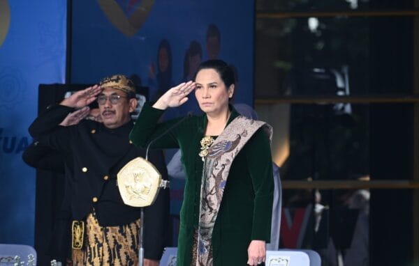 Hari Guru Nasional (HGN) 2025 menjadi ruang refleksi dan apresiasi bagi bangsa terhadap keteguhan dan pengabdian jutaan guru Indonesia. Dalam dinamika perubahan zaman yang kian kompleks, guru tidak hanya mengajarkan ilmu, tetapi juga menjaga nilai, karakter, dan masa depan peradaban (Foto; Dok Kemendikdasmen)