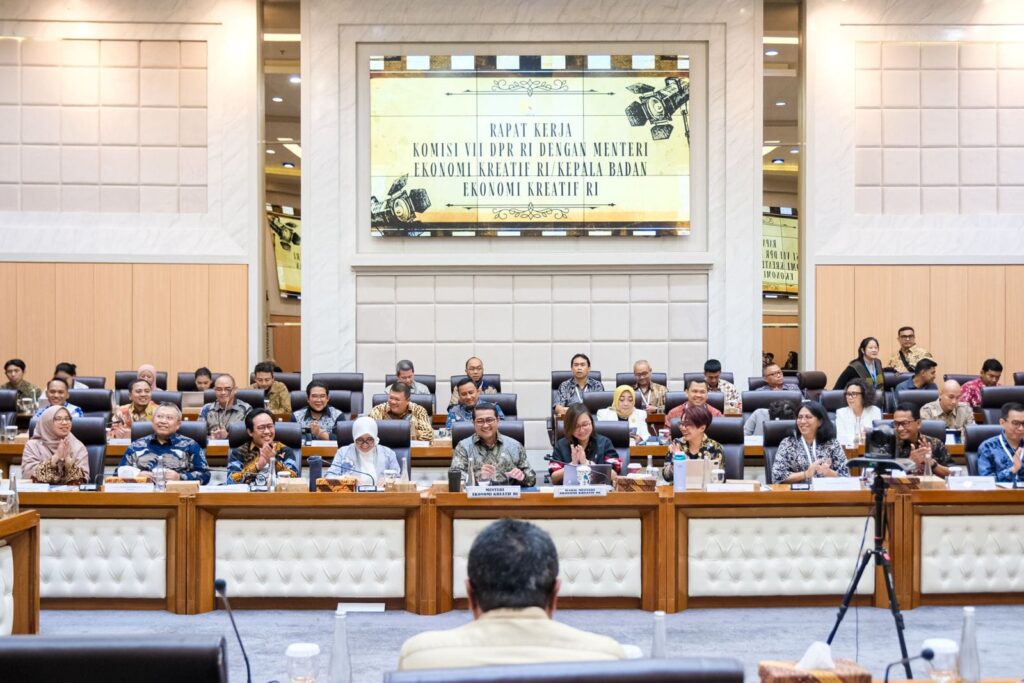 Menteri Ekonomi Kreatif, Teuku Riefky Harsya, bersama Wakil Menteri Ekonomi Kreatif, Irene Umar, dan jajaran Kementerian Ekonomi Kreatif menghadiri Rapat Kerja (RAKER) bersama Komisi VII DPR RI dan insan asosiasi perfilman, Jakarta, Kamis (6/11/2025).