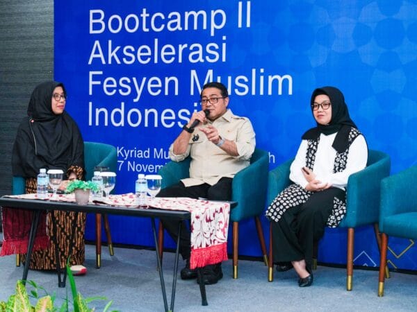 “Akselerasi fesyen muslim bukan hanya soal estetika, tetapi tentang memastikan jenama lokal memiliki daya saing, identitas kuat, dan kesiapan menembus pasar,” kata Menteri Ekraf Teuku Riefky pada Selasa, 25 November 2025. Di Acara Bootcamp II Akselerasi Fesyen Muslim Indonesia di Provinsi Aceh pada 25–27 November 2025.