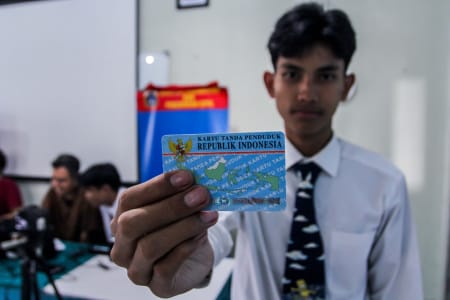 Siswa menunjukkan hasil Kartu Tanda Penduduk (KTP) di SMK Wisata Indonesia, Pasar Minggu, Jakarta, Jum'at (12/9/2025). Sudin Disdukcapil Jakarta Selatan melakukan layanan jemput bola perekaman KTP dan aktivasi Identitas Kependudukan Digital (IKD) ke 42 sekolah untuk mempercepat dalam memperoleh dokumen kependudukan mereka. (ANTARA FOTO/Naufal Khoirulloh/bay/foc)